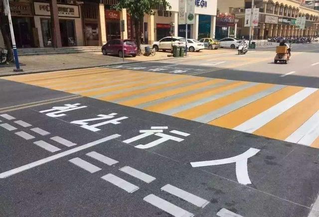 開車經過人行橫道或路口時 要注意禮讓行人哦!