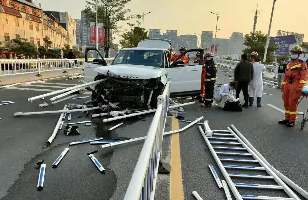 汽車撞上護欄，需要賠償嗎。