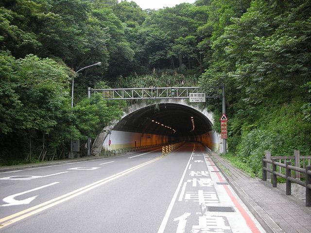 隧道行車需要注意事項。