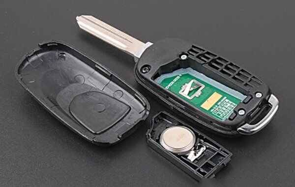 汽車鑰匙如何拆開換電池（汽車鑰匙電池如何換）