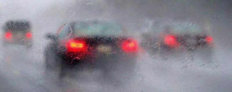 車玻璃有霧氣吹什么風（前擋風玻璃有霧氣如何處理）