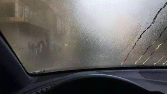 下雨天擋風玻璃外面起霧解決方法 下雨天擋風玻璃外面起霧解決方法