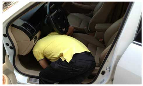 汽車鋪地板革的操作步驟（圖解）