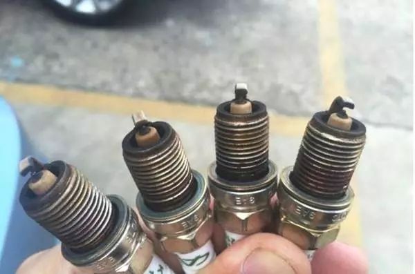 汽車出現這4種癥狀，說明你該換火花塞了！