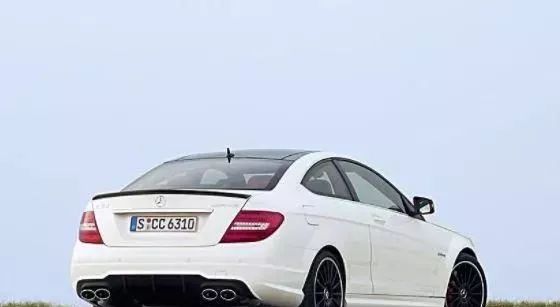 汽車突然打不著火叫拖車？老司機：別傻了，敲下這個地方輕松上路