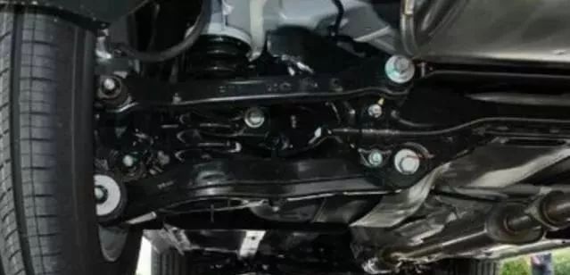 汽車突然打不著火叫拖車？老司機：別傻了，敲下這個地方輕松上路