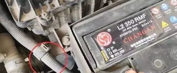 汽車突然打不著火叫拖車？老司機：別傻了，敲下這個地方輕松上路