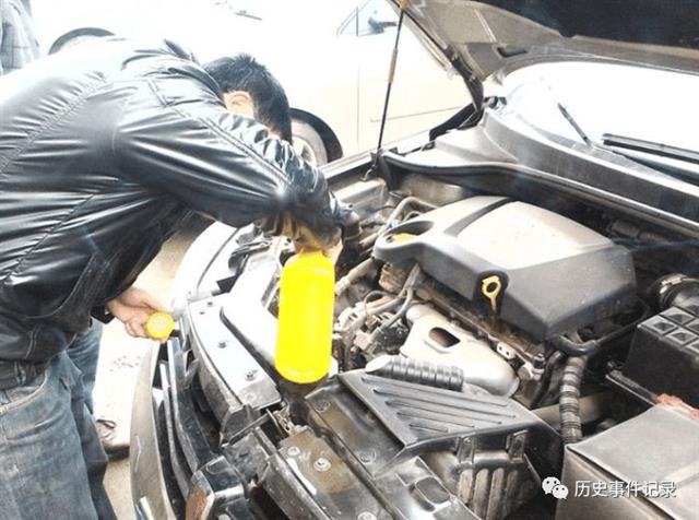 為啥車子防凍液有藍、綠、紅之分？維修工：這都不懂，爆缸也活該