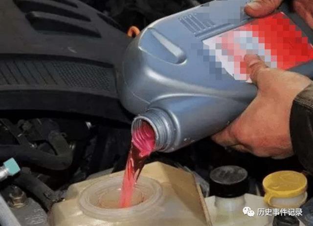 為啥車子防凍液有藍、綠、紅之分？維修工：這都不懂，爆缸也活該