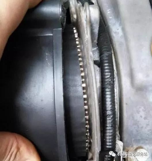 如何查看汽車的發動機是正時鏈條還是正時皮帶？