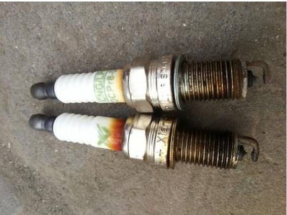  火花塞能不能只換一個？ 火花塞為什么要換4個？