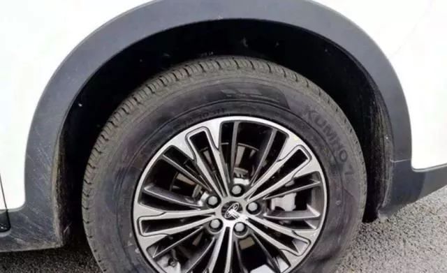 汽車輪胎能用幾年？維修師傅：超過這個數隨時都會爆胎