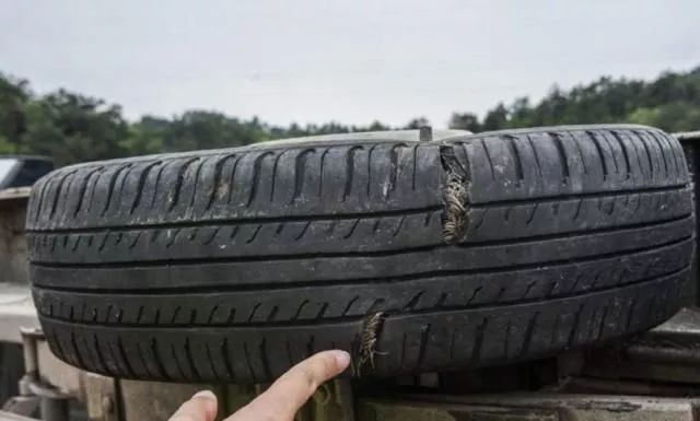 汽車輪胎能用幾年？維修師傅：超過這個數隨時都會爆胎