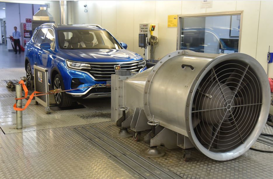 一腳油門6000轉(zhuǎn)！汽車年檢到底傷不傷車？