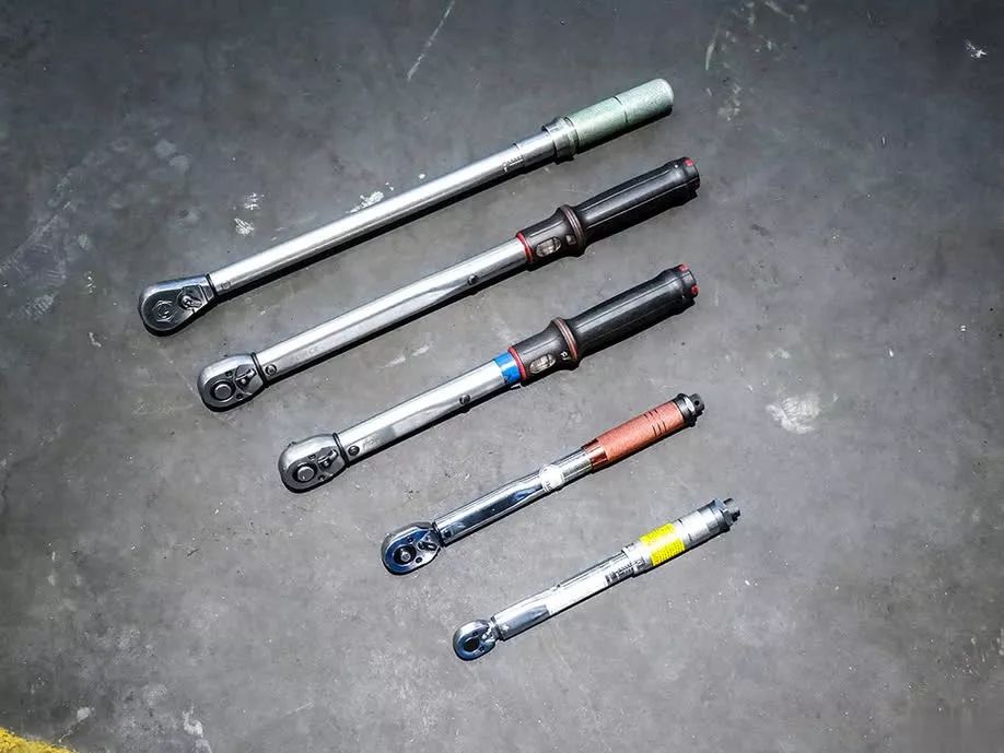 汽車螺栓為什么要用扭矩扳手上緊才行？背后真相大揭秘！