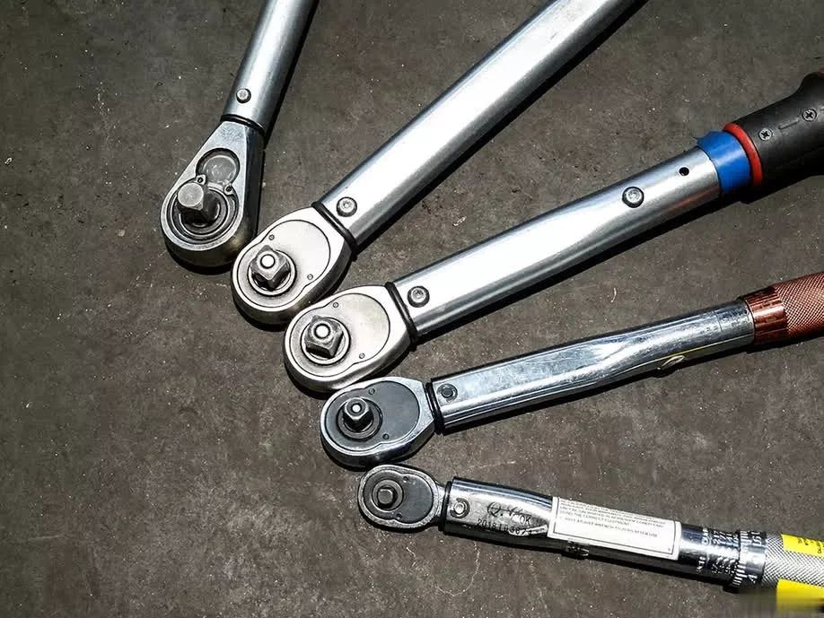 汽車螺栓為什么要用扭矩扳手上緊才行？背后真相大揭秘！