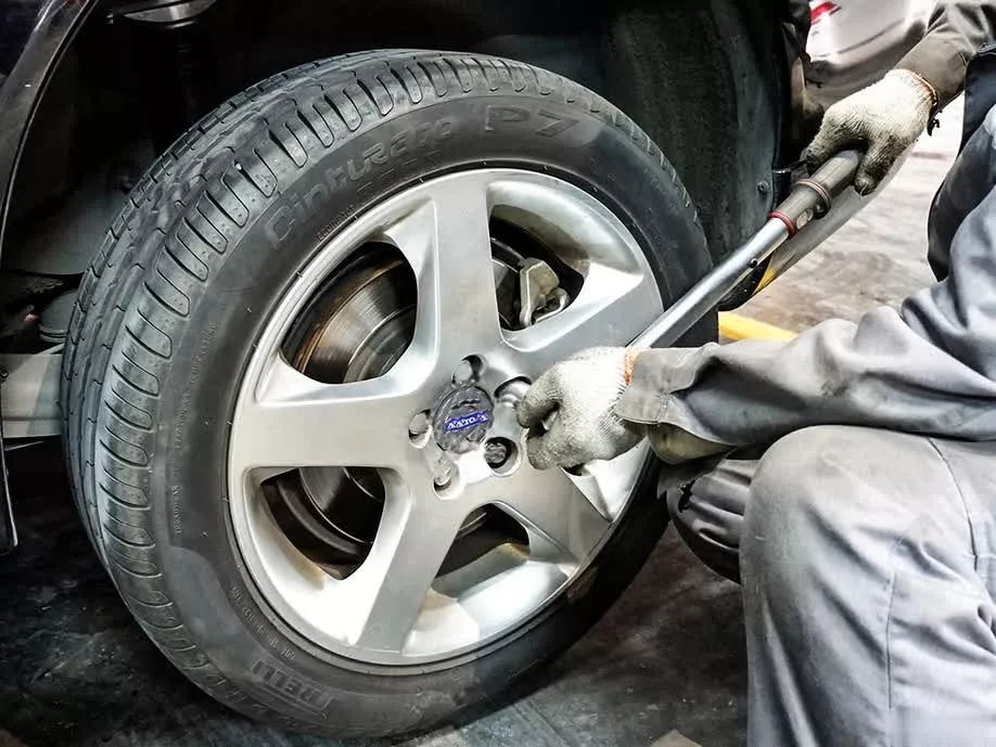 汽車螺栓為什么要用扭矩扳手上緊才行？背后真相大揭秘！