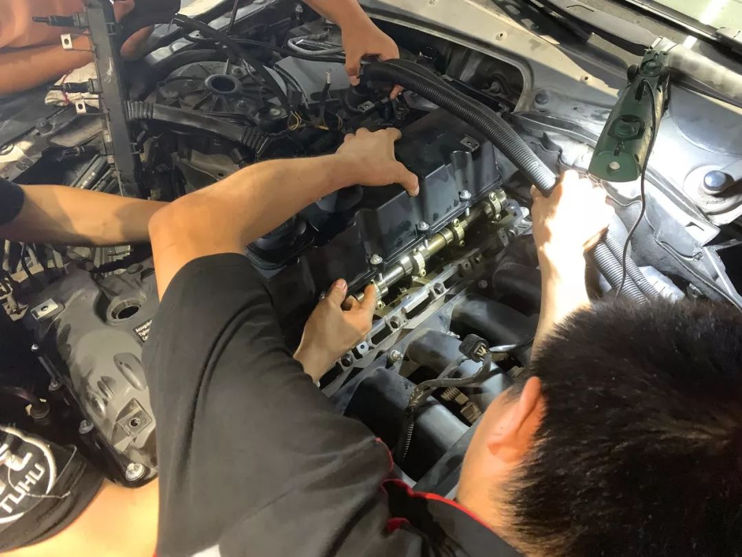 寶馬車主2年不換機油，結果車開不動了！