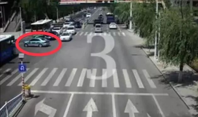 避讓救護(hù)車闖紅燈扣6分怎么處理 ，申訴卻遭拒，到底該不該讓？