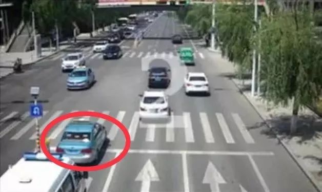 避讓救護(hù)車闖紅燈扣6分怎么處理 ，申訴卻遭拒，到底該不該讓？