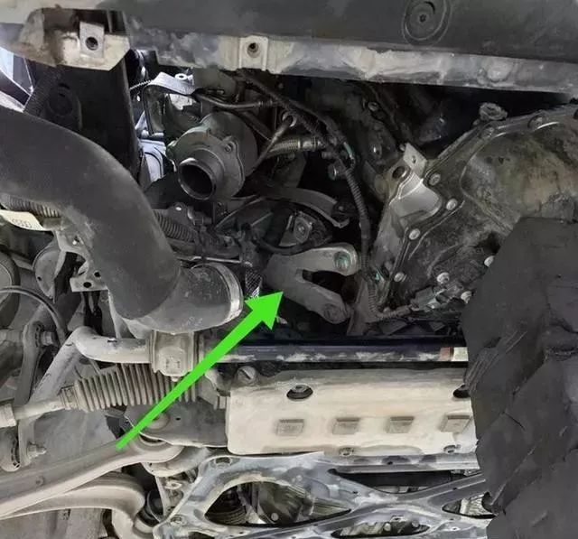 奧迪A6L發動機抖動故障 奧迪A6L5萬公里就換發動機機腳墊，車主感到很郁悶！