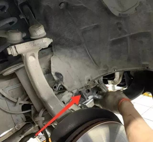 奧迪A6L發動機抖動故障 奧迪A6L5萬公里就換發動機機腳墊，車主感到很郁悶！