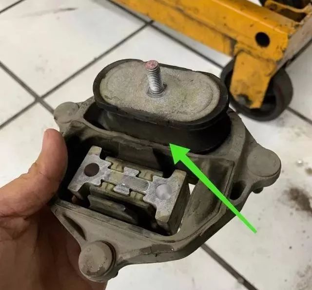 奧迪A6L發動機抖動故障 奧迪A6L5萬公里就換發動機機腳墊，車主感到很郁悶！