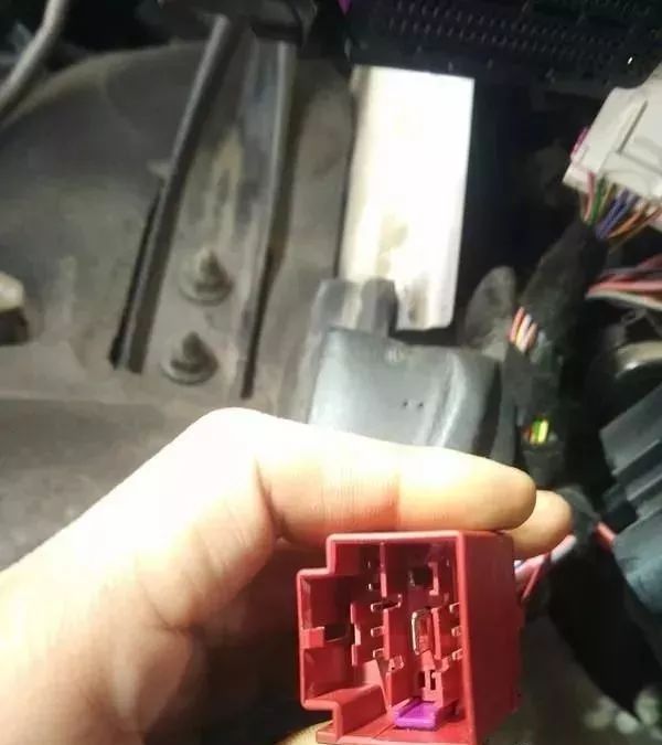 奧迪Q5行駛中發動機故障燈亮并且抖動后無法啟動，停一會又能正常起動。