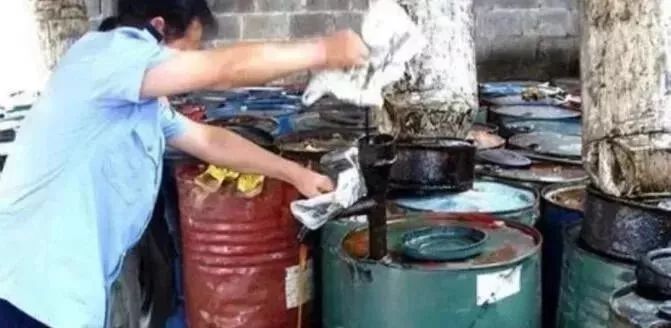 汽修廠露天堆放廢油桶，廠長被罰款判刑，你慌了嗎？