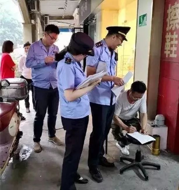 汽修廠露天堆放廢油桶，廠長被罰款判刑，你慌了嗎？