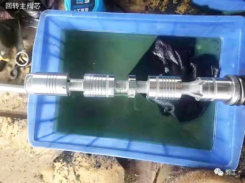 挖機回轉無動作怎么回事  維修其實很簡單！