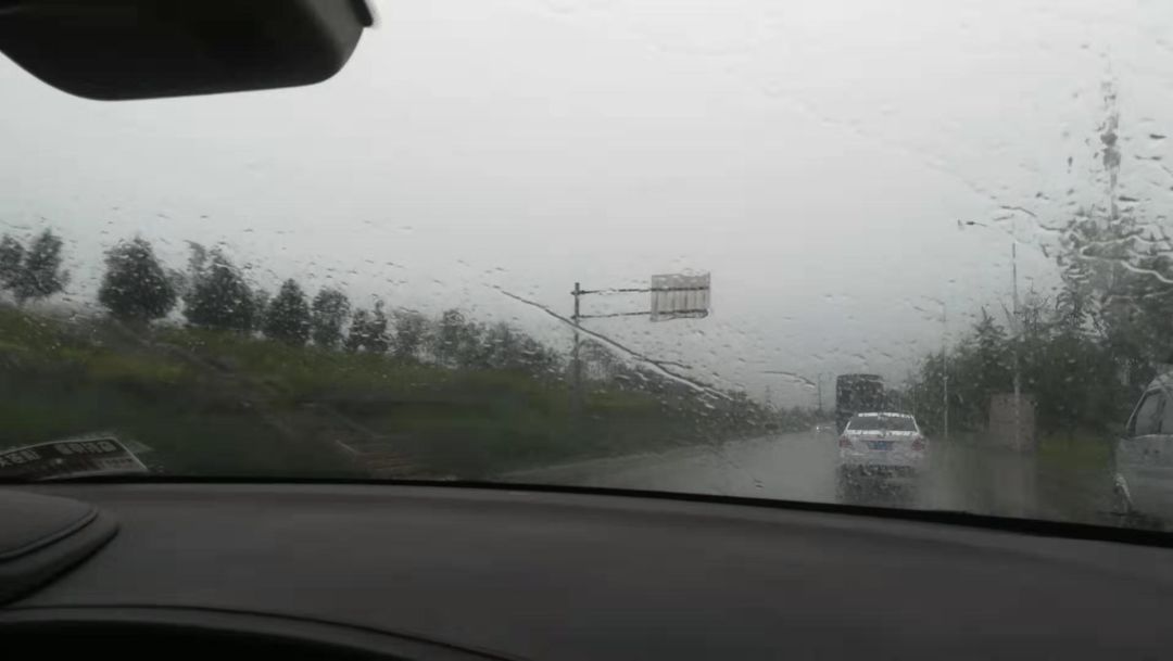 車窗起霧按哪個鍵 車窗起霧開什么風(fēng)