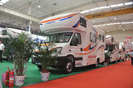 少見(jiàn)！可以睡6個(gè)人的C型房車