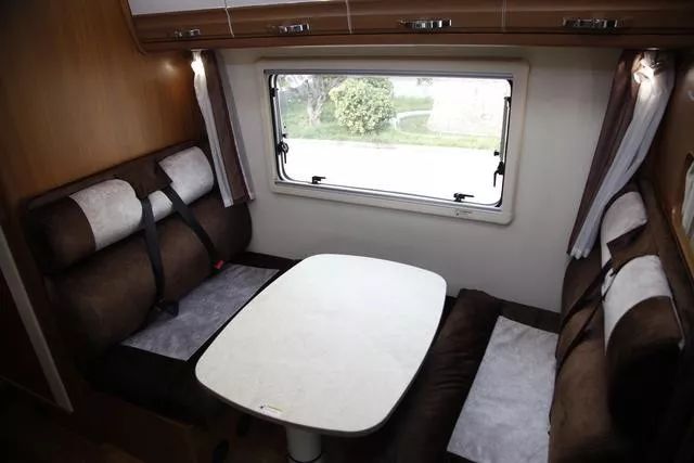 少見(jiàn)！可以睡6個(gè)人的C型房車