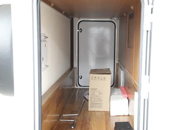 少見(jiàn)！可以睡6個(gè)人的C型房車