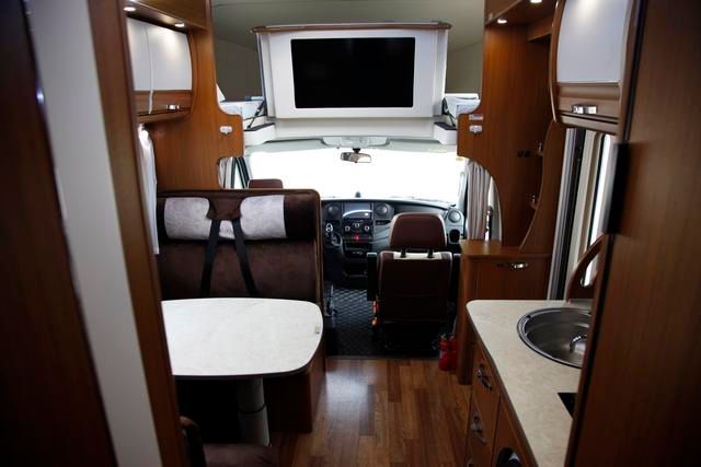 少見(jiàn)！可以睡6個(gè)人的C型房車