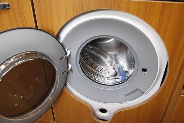 少見(jiàn)！可以睡6個(gè)人的C型房車