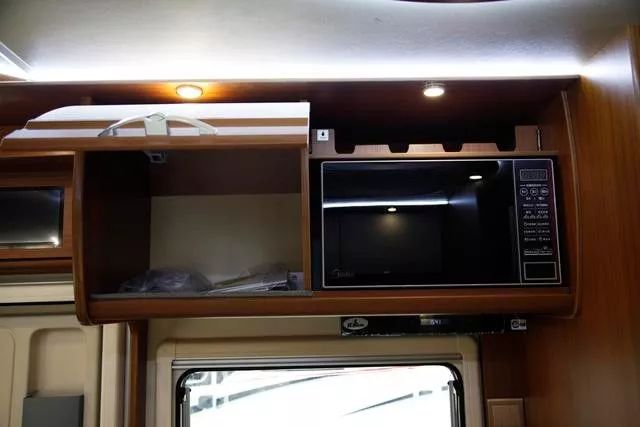 少見(jiàn)！可以睡6個(gè)人的C型房車