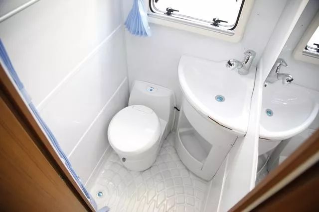 少見(jiàn)！可以睡6個(gè)人的C型房車