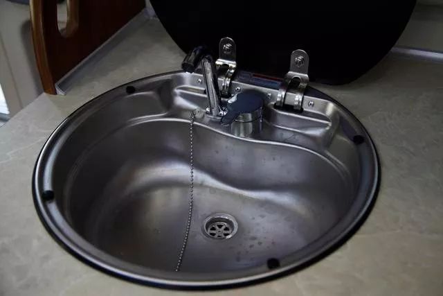 少見(jiàn)！可以睡6個(gè)人的C型房車