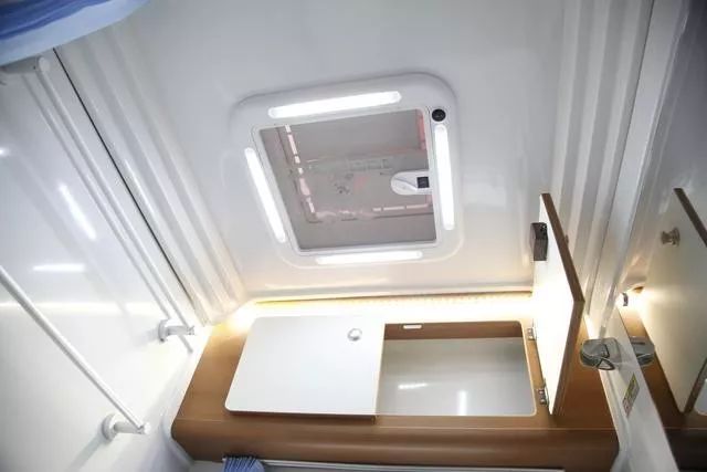 少見(jiàn)！可以睡6個(gè)人的C型房車