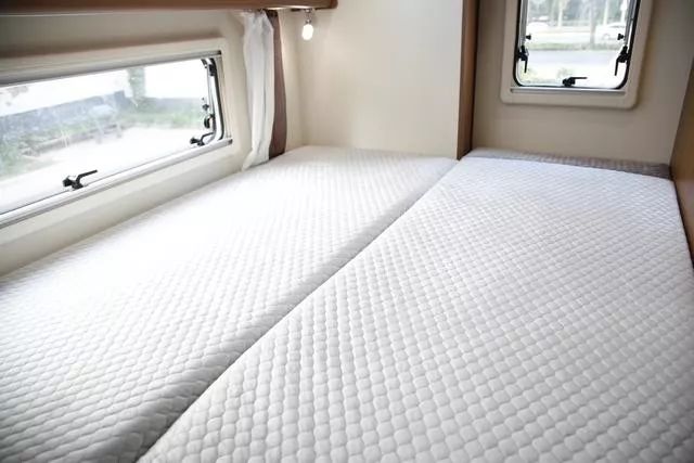 少見(jiàn)！可以睡6個(gè)人的C型房車