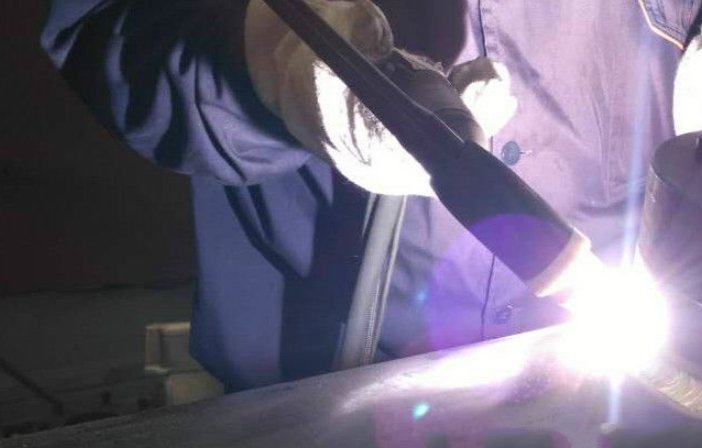 貨車車廂漏水用什么膠 怎么解決廂貨車車頂漏水