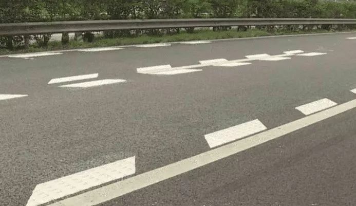 道路上的鋸齒線怎么走 不知道的話駕照12分很快被扣完
