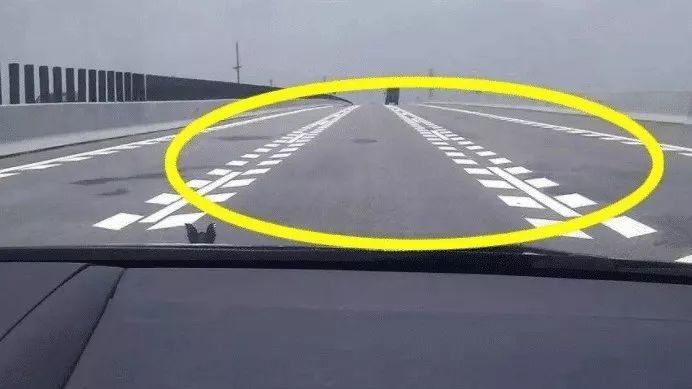 道路上的鋸齒線怎么走 不知道的話駕照12分很快被扣完