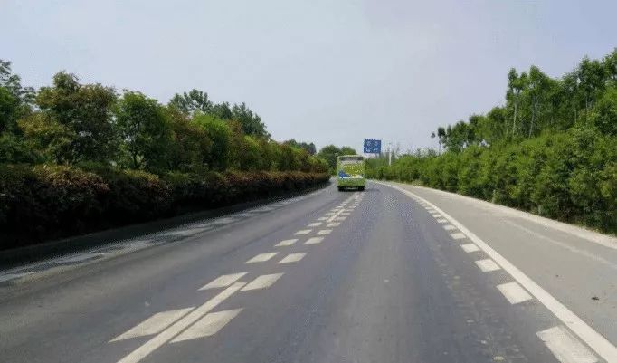 道路上的鋸齒線怎么走 不知道的話駕照12分很快被扣完