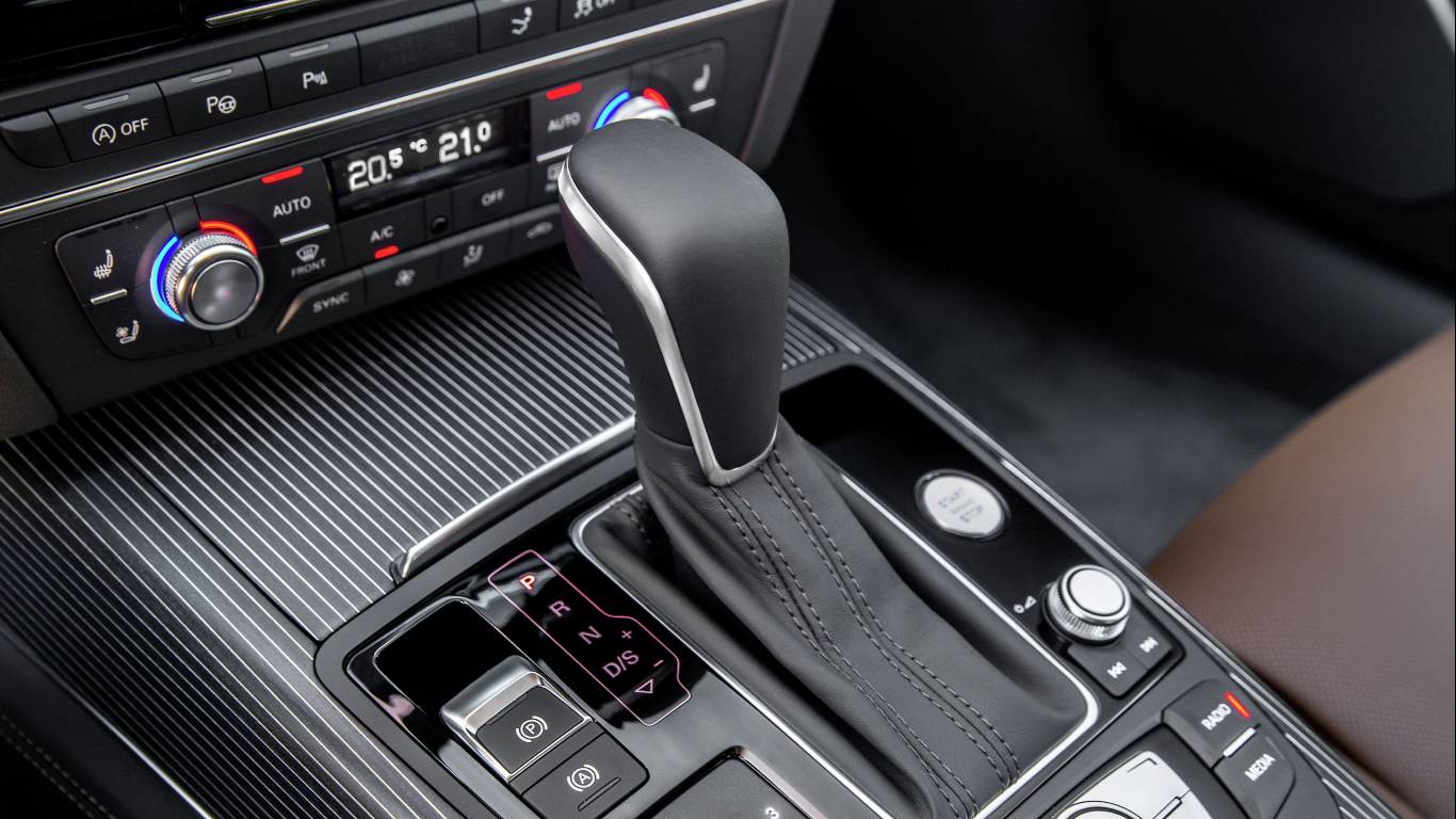  奧迪變速箱檔位應(yīng)急解鎖操作方法 