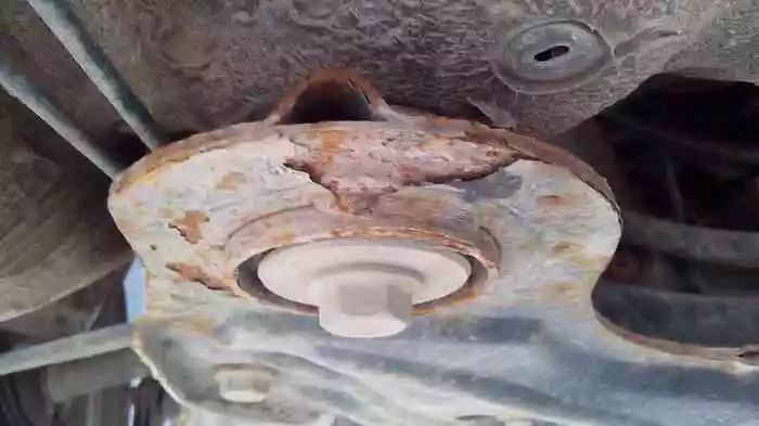 想知道新車有沒有減配，5年后這個地方銹了就是證據！