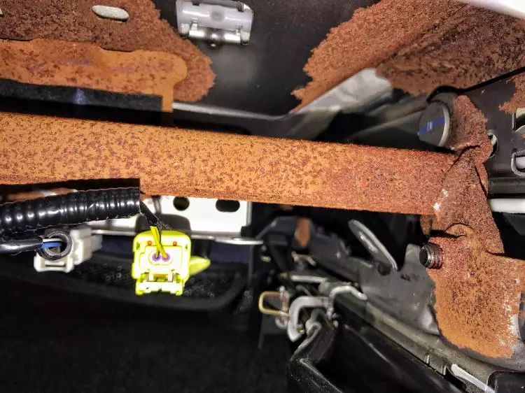 想知道新車有沒有減配，5年后這個地方銹了就是證據！