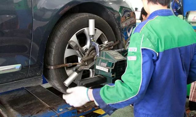 四輪定位多久做一次？出現這些現象一定要做了